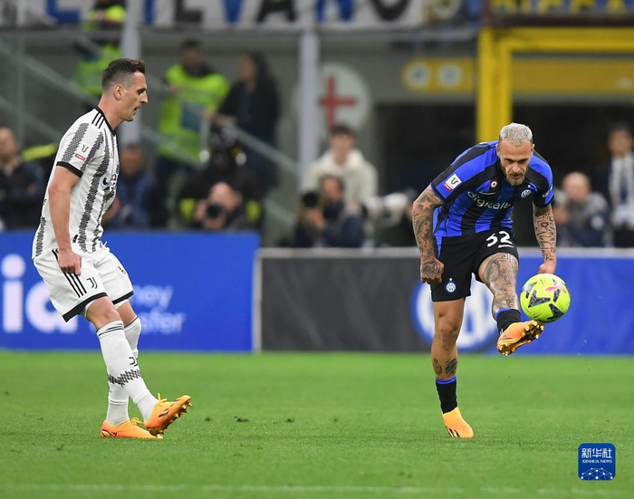 拼！本赛季抢回球权的次数：哈特29次领跑，VJ排名第二（本季夺回球权次数榜：哈特以29次居首，VJ位列第二）