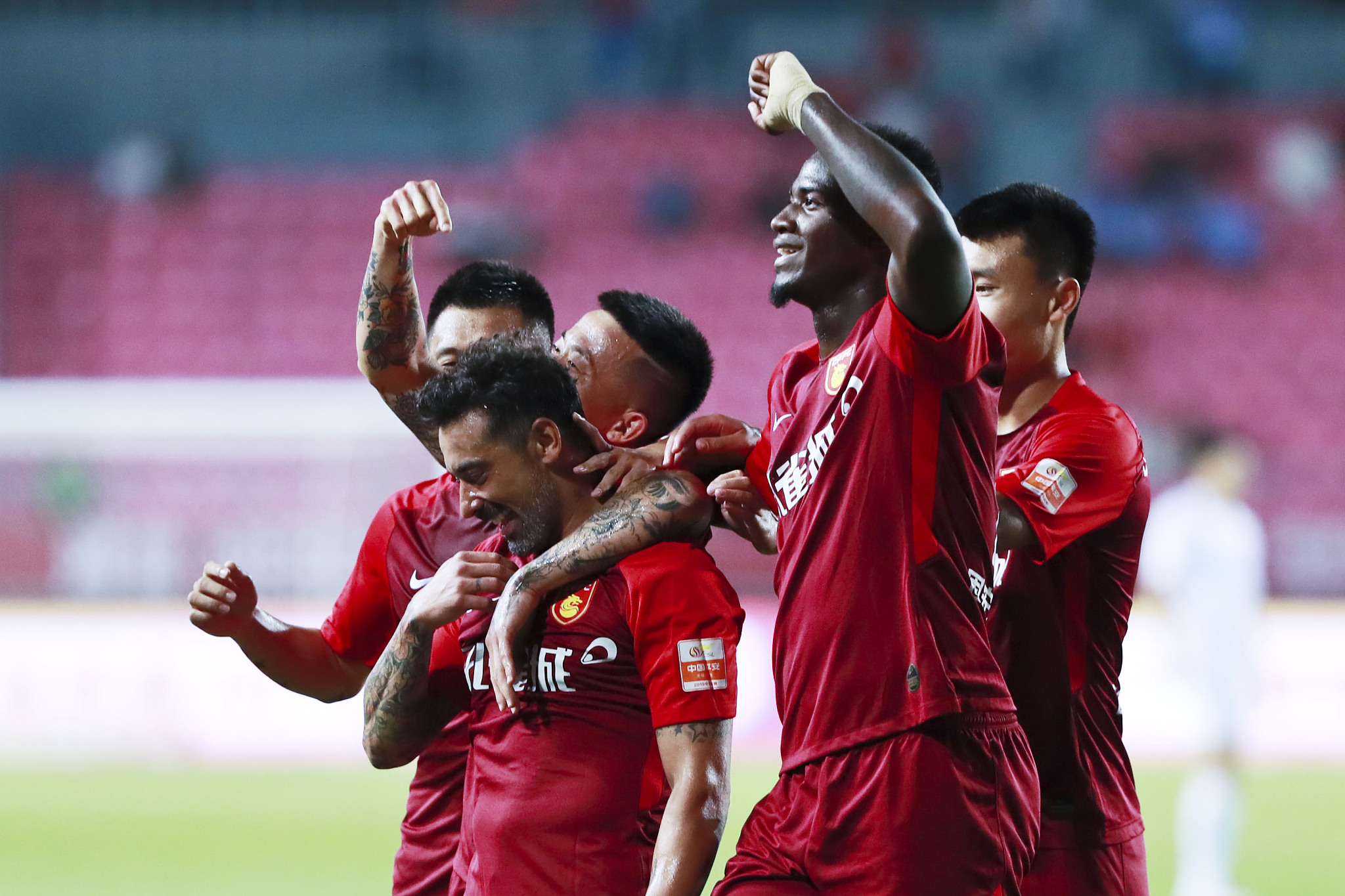 2025中超抢断榜：西海岸杨希以105次居首，英博吕焯毅排第二（2025中超抢断榜出炉：西海岸杨希105次登顶，英博吕焯毅位居第二）