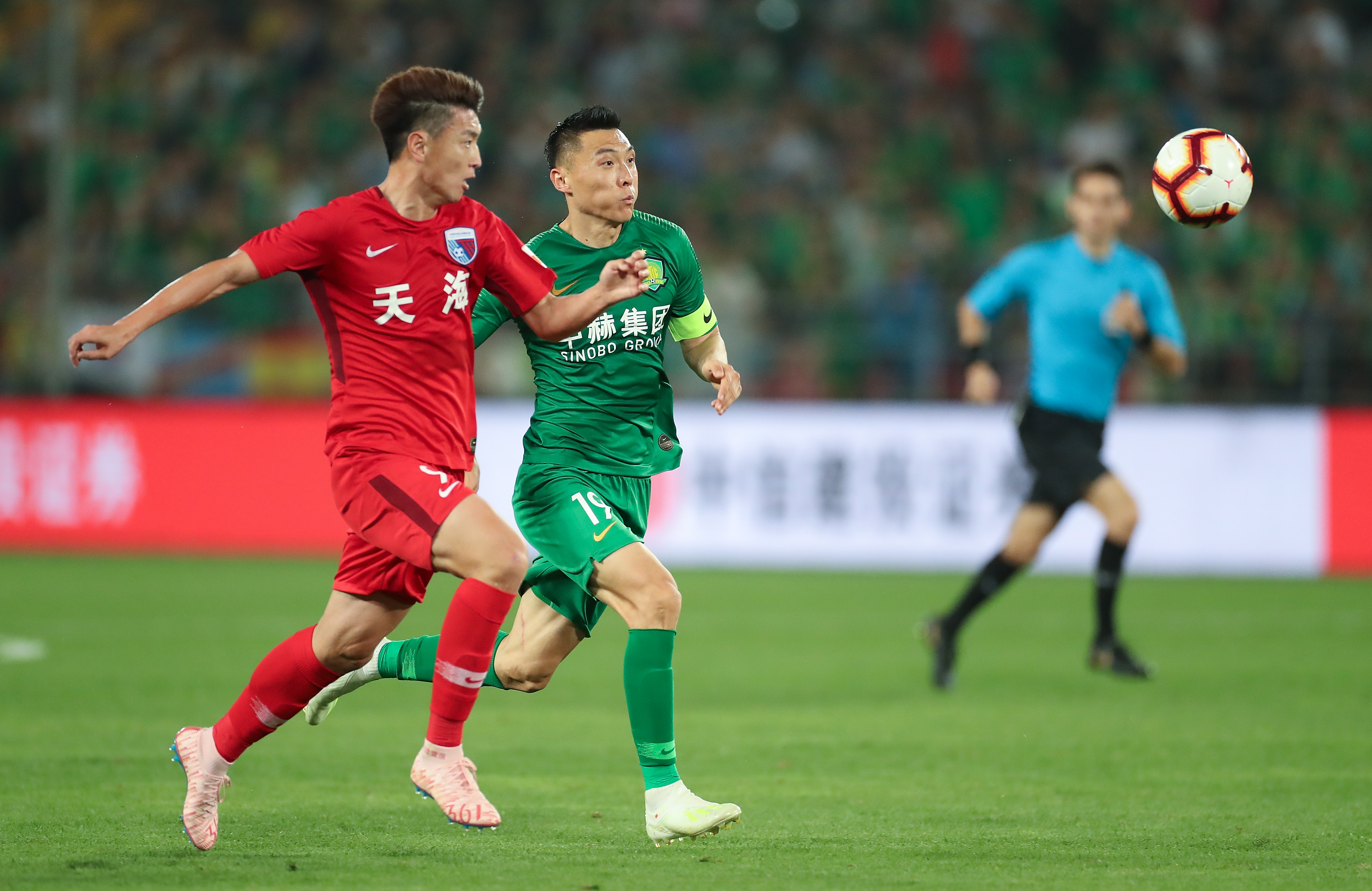 中超赛场争议判罚：VAR判罚引发热议,（中超判罚风波：VAR成争议焦点）