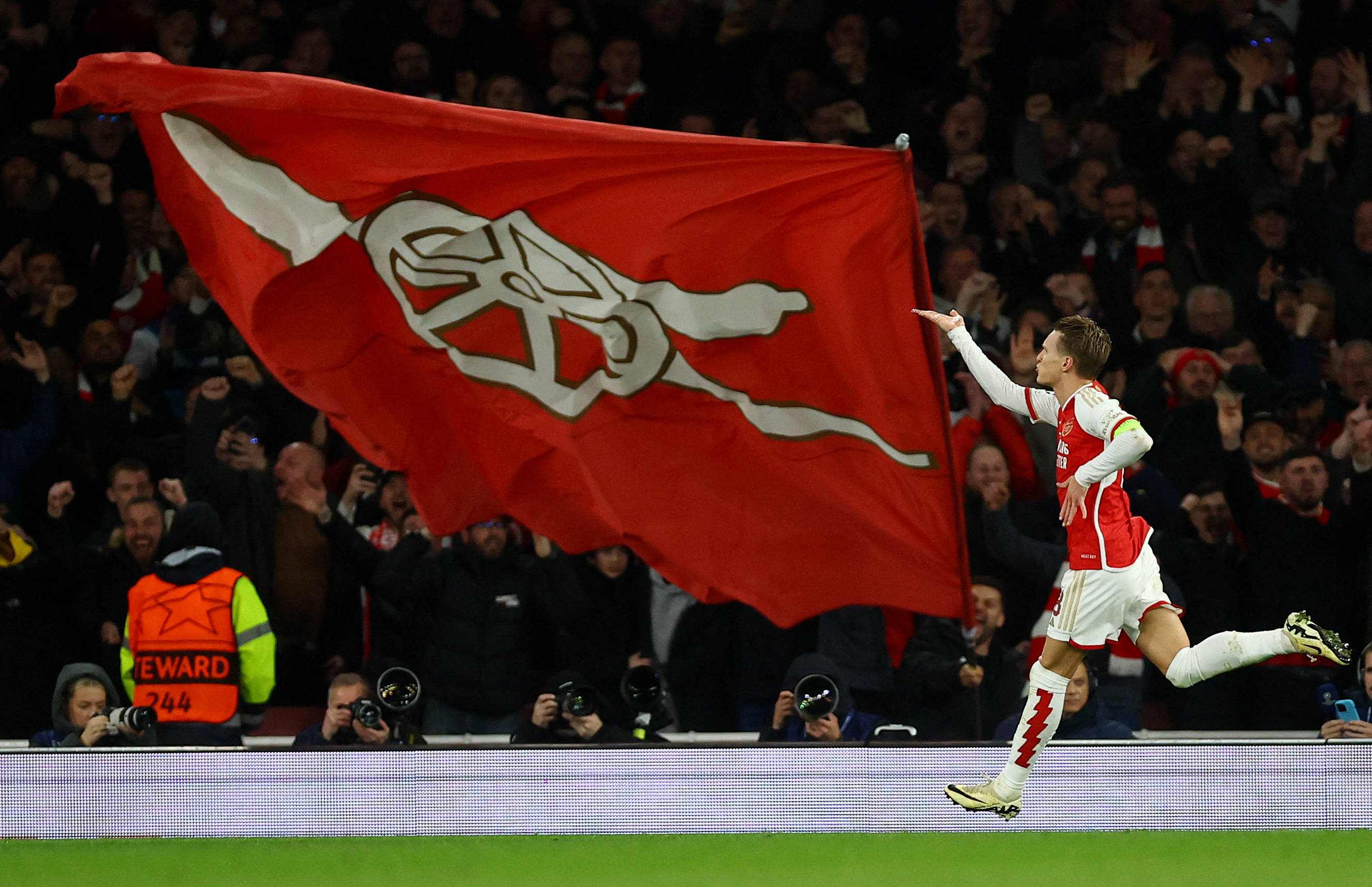 曼联、利物浦近五轮各1胜，英超积分榜曼联积22分，领先利物浦。（曼联利物浦近五轮各仅一胜，英超积分曼联22分暂压利物浦）