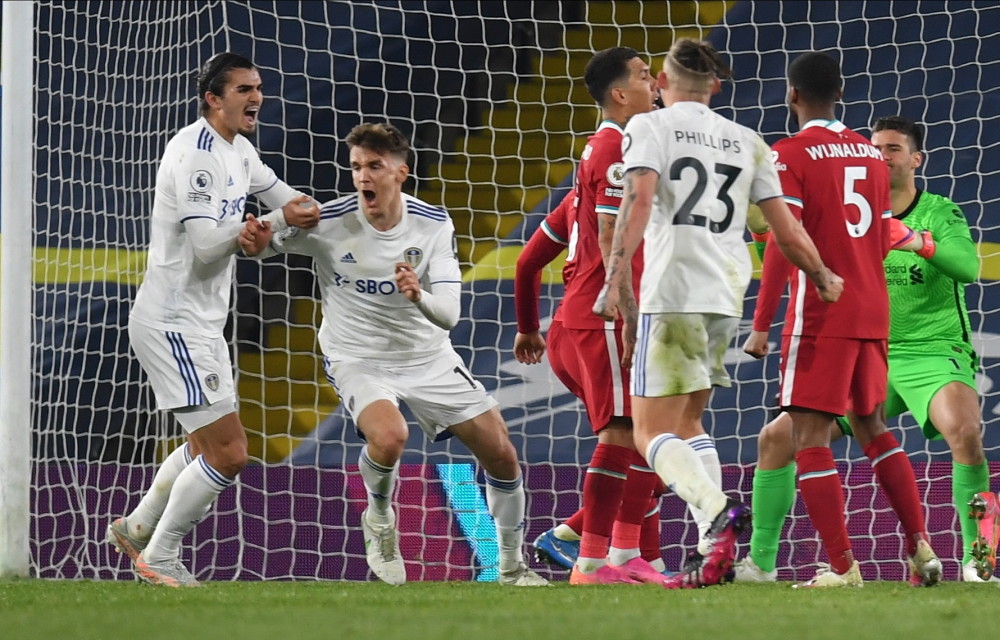 看台视角欣赏孙兴慜的任意球直接破门，球迷已经预感...（看台视角直击孙兴慜任意球破门，球迷早有预感）