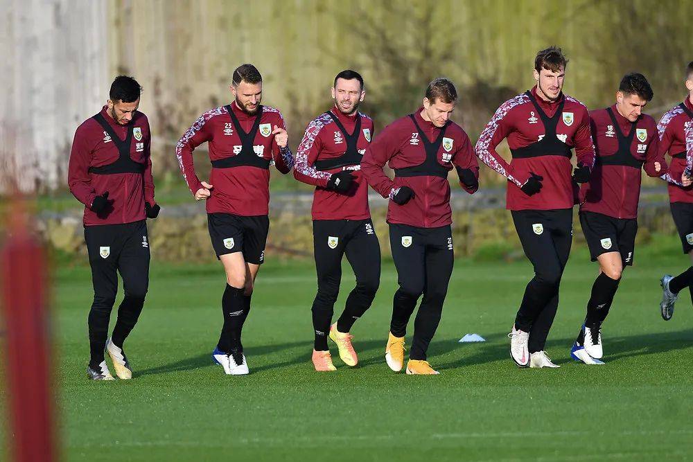 2月4日NBA看点：快船与保罗分手，对阵老鹰会有何影响？（2月4日NBA焦点：快船与保罗分道扬镳，迎战老鹰有何变数？）