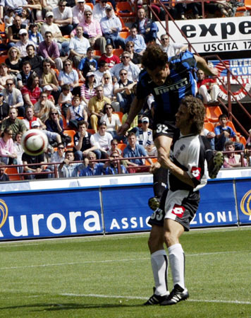 对阵尼斯首开记录，奥巴梅扬解锁职业生涯400球里程碑（奥巴梅扬对尼斯先拔头筹，生涯400球里程碑达成）