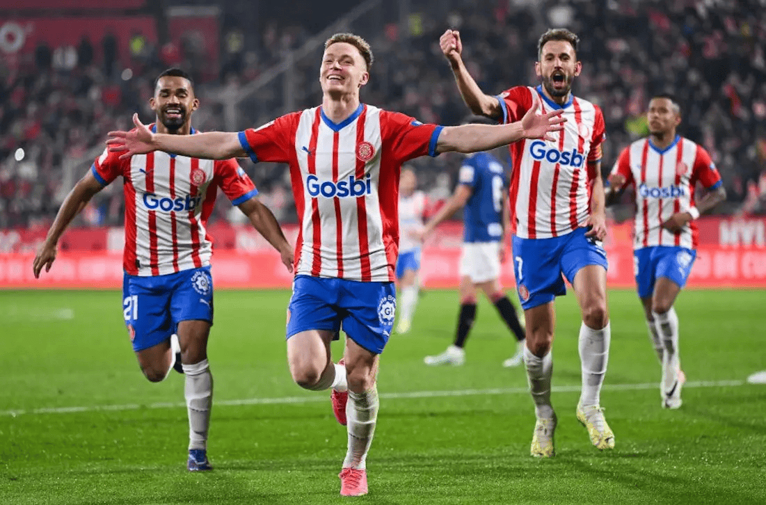 塞尔塔打入第二球后，伯纳乌球场响起嘘声和口哨声（塞尔塔再度破门，伯纳乌嘘声与口哨四起）