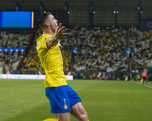 一掌给曼联“打懵”了？盖耶13分钟掌掴队友染红，红魔多打一人却输球（盖耶13分钟掌掴队友吃红，曼联多打一人仍告负）