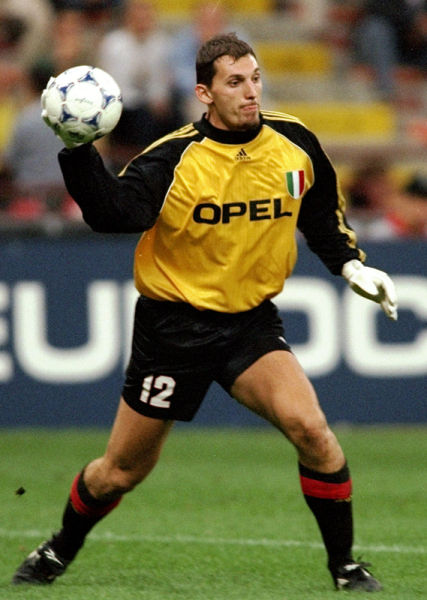 德媒：磁卡需大幅降薪才可能续约，队里已有他的接班人比朔夫（德媒：磁卡若不大幅降薪恐难续约，队内已将比朔夫视为其接班人）