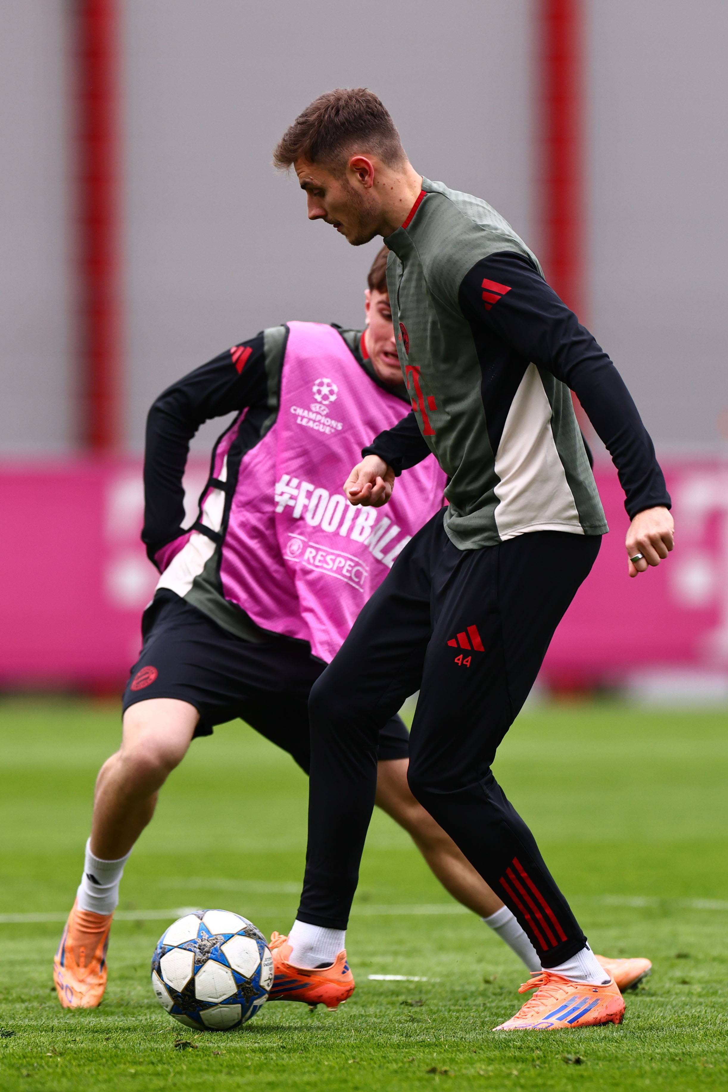 复出第一场就交出满分表现（回归首秀即献上满分答卷）